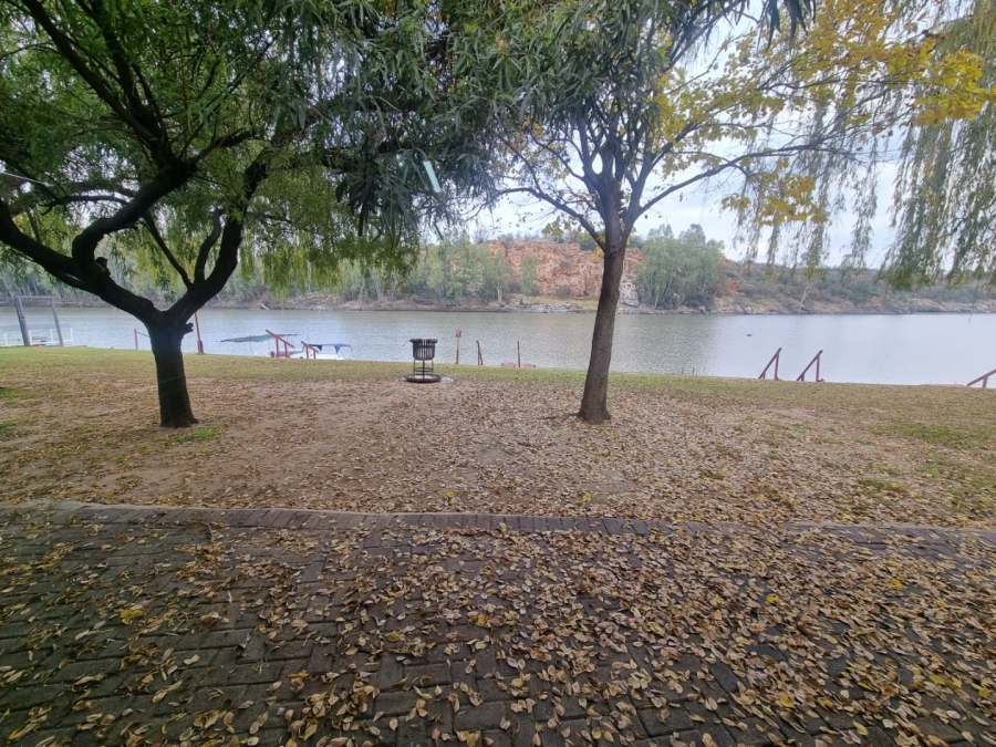2 Bedroom Property for Sale in Vaaloewer Gauteng