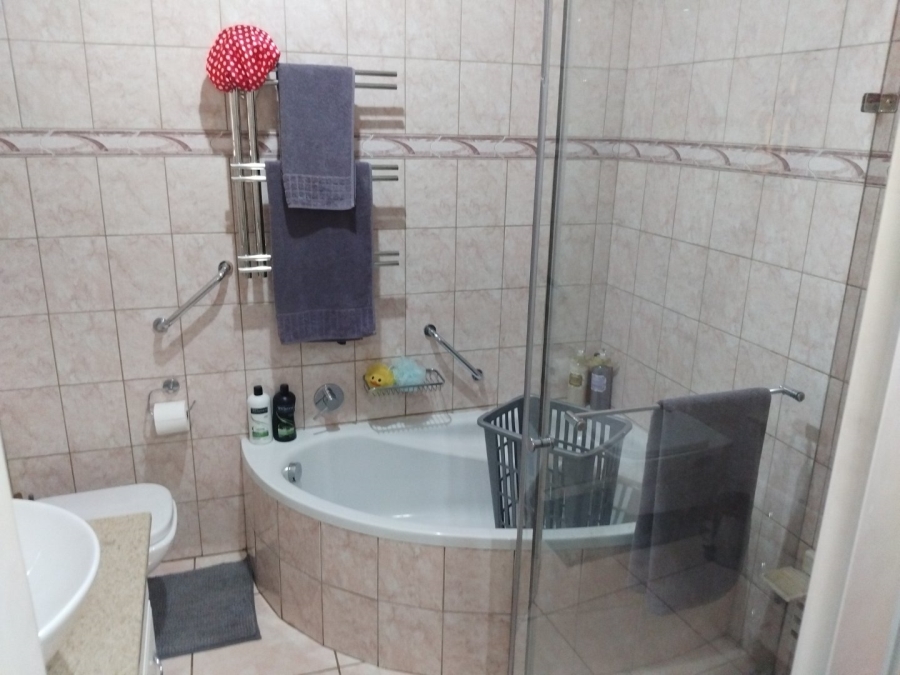 3 Bedroom Property for Sale in Edenvale Central Gauteng