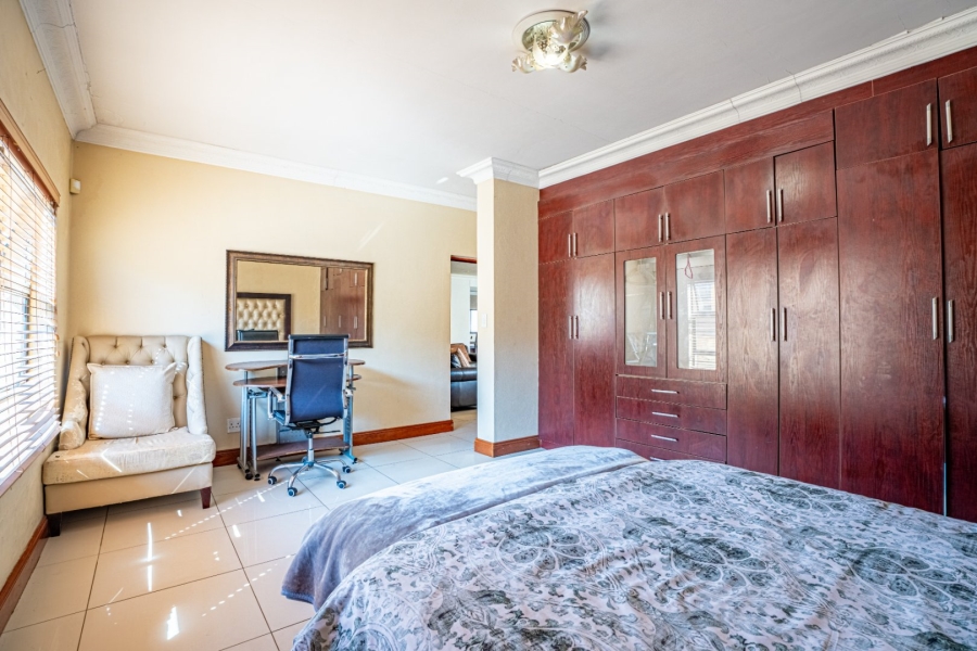 4 Bedroom Property for Sale in Heuwelsig Estate Gauteng