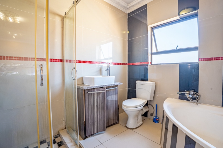 4 Bedroom Property for Sale in Heuwelsig Estate Gauteng