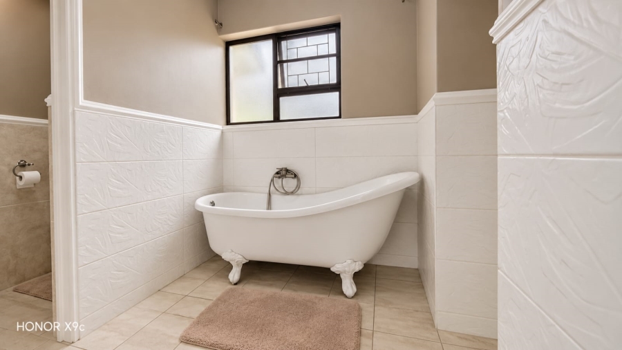 6 Bedroom Property for Sale in Three Rivers East Gauteng
