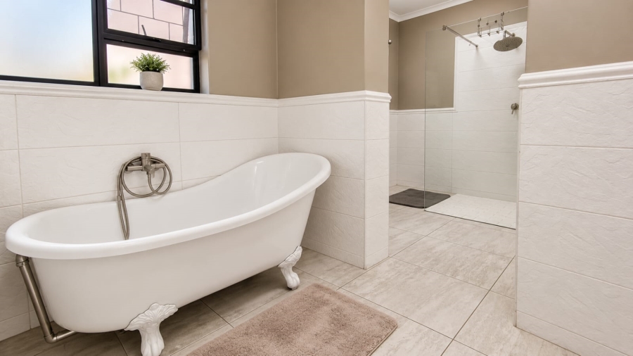 6 Bedroom Property for Sale in Three Rivers East Gauteng