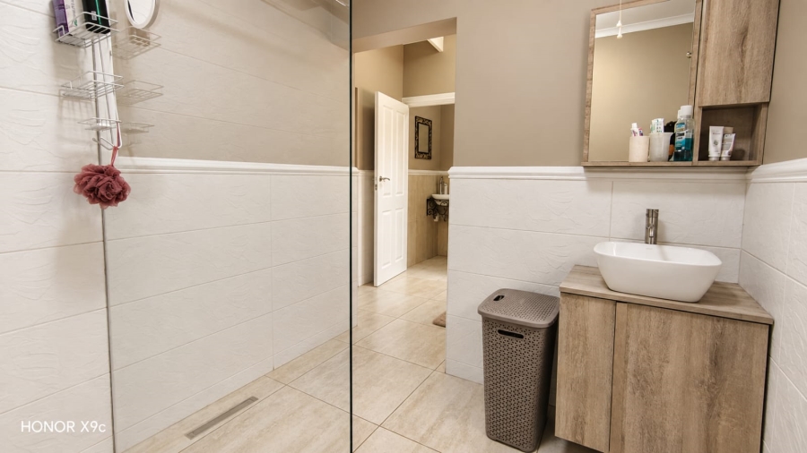 6 Bedroom Property for Sale in Three Rivers East Gauteng