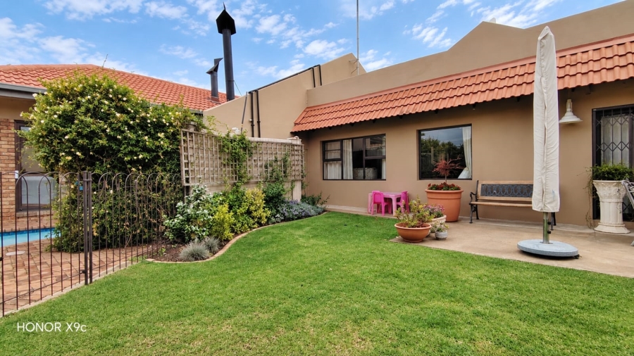 6 Bedroom Property for Sale in Three Rivers East Gauteng