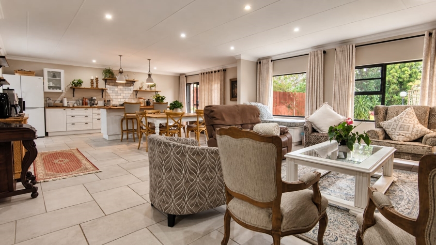6 Bedroom Property for Sale in Three Rivers East Gauteng