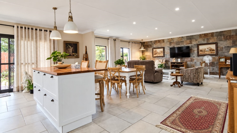 6 Bedroom Property for Sale in Three Rivers East Gauteng