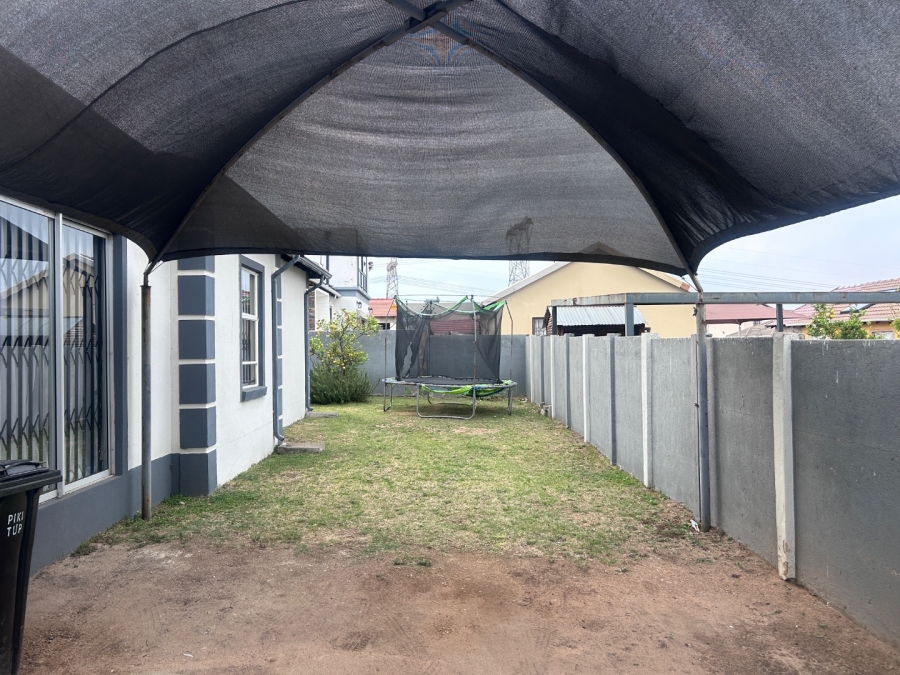 To Let 3 Bedroom Property for Rent in Blue Hills Gauteng