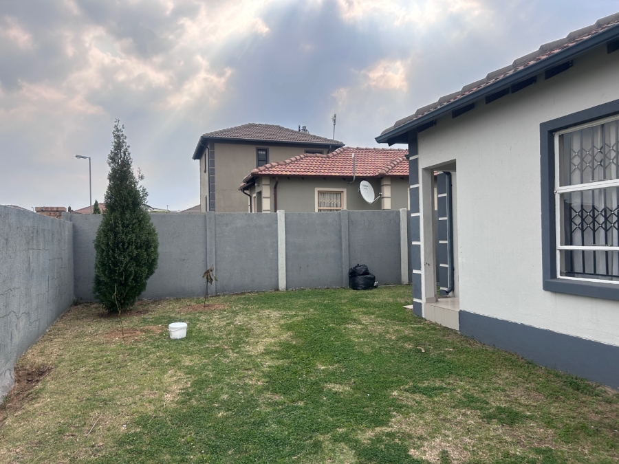 To Let 3 Bedroom Property for Rent in Blue Hills Gauteng