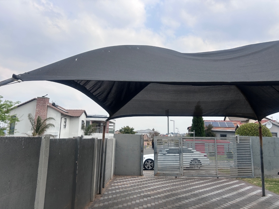To Let 3 Bedroom Property for Rent in Blue Hills Gauteng