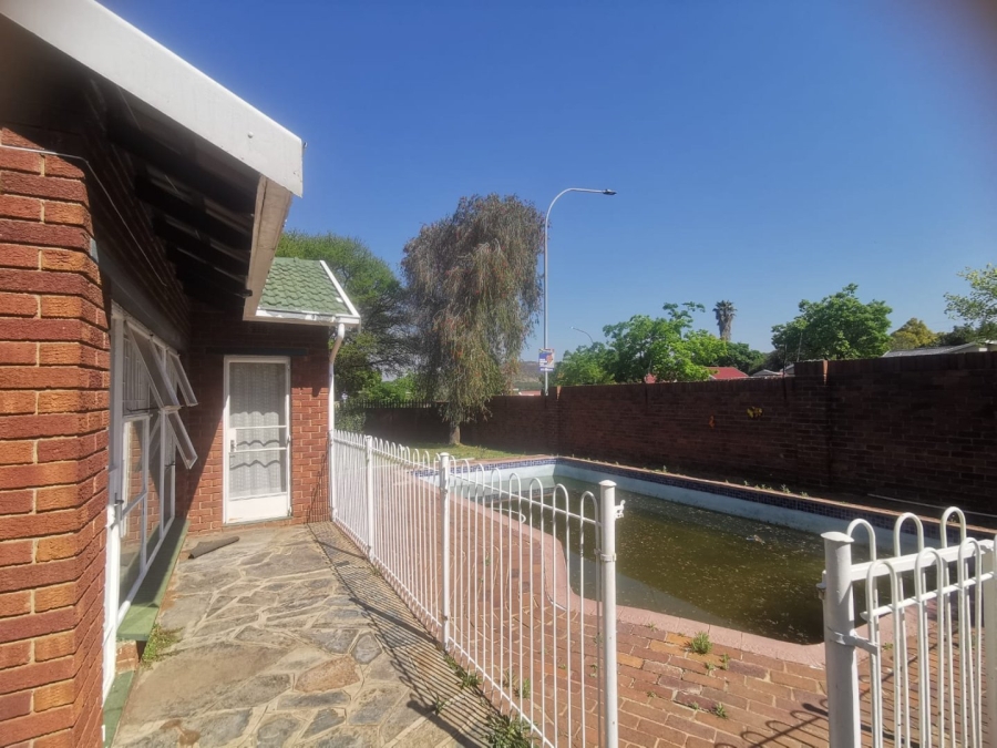 4 Bedroom Property for Sale in Mulbarton Gauteng
