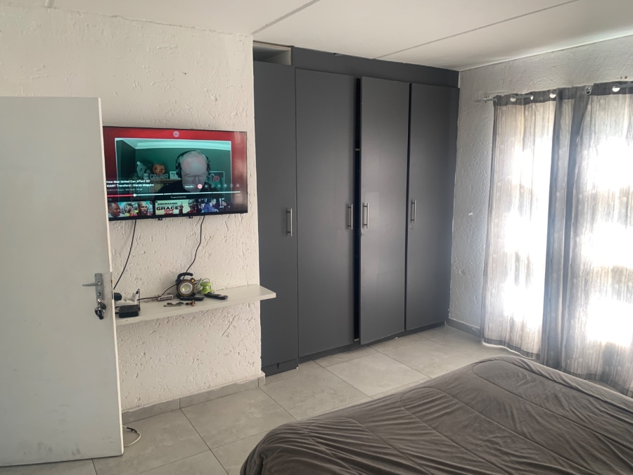 2 Bedroom Property for Sale in Mulbarton Gauteng