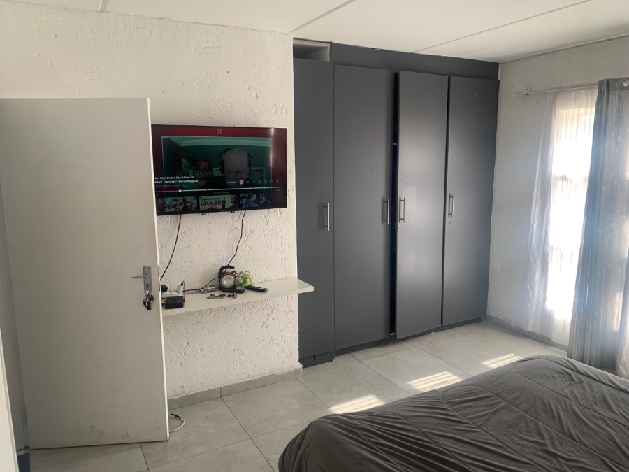2 Bedroom Property for Sale in Mulbarton Gauteng