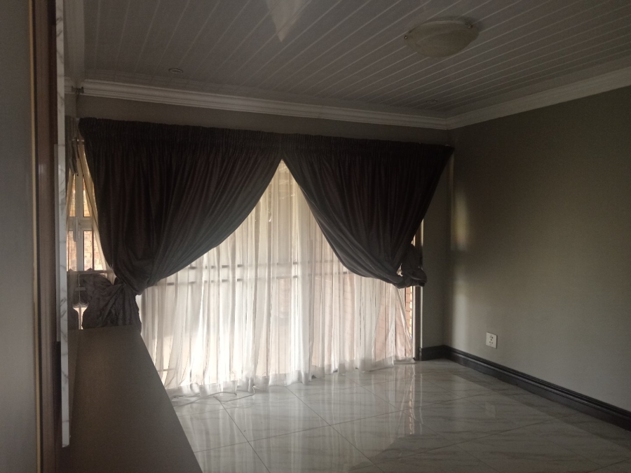 2 Bedroom Property for Sale in Rooihuiskraal North Gauteng