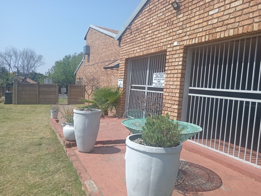 2 Bedroom Property for Sale in Rooihuiskraal North Gauteng