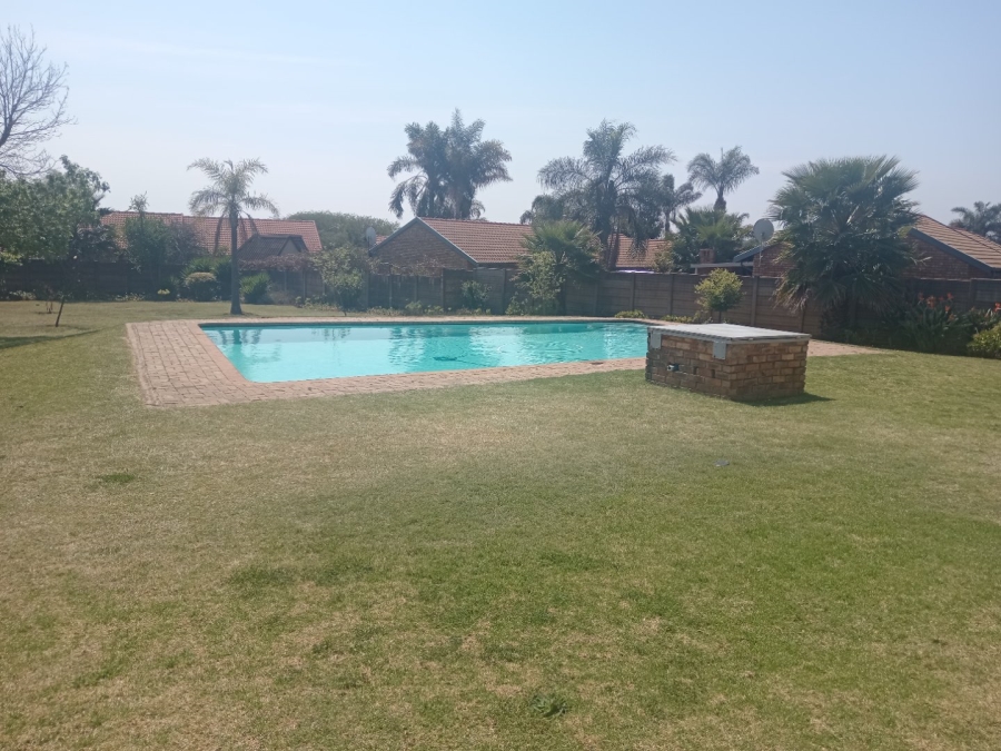 2 Bedroom Property for Sale in Rooihuiskraal North Gauteng