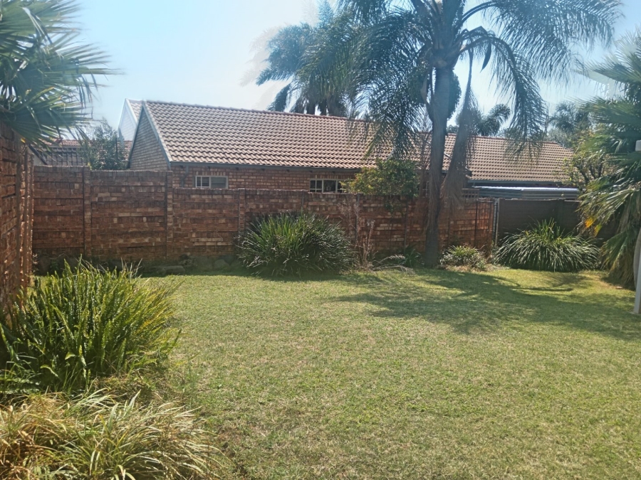 2 Bedroom Property for Sale in Rooihuiskraal North Gauteng