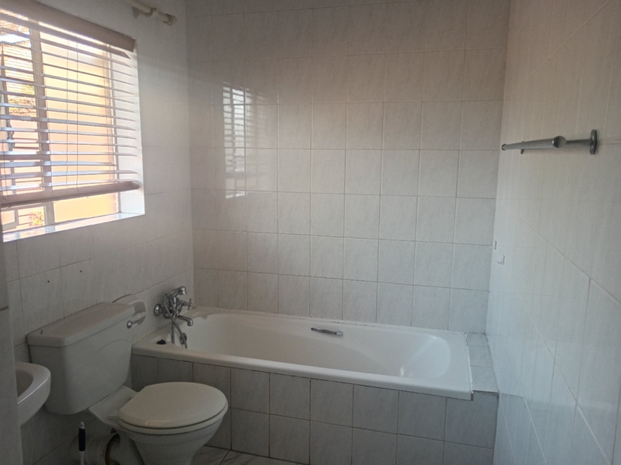2 Bedroom Property for Sale in Rooihuiskraal North Gauteng