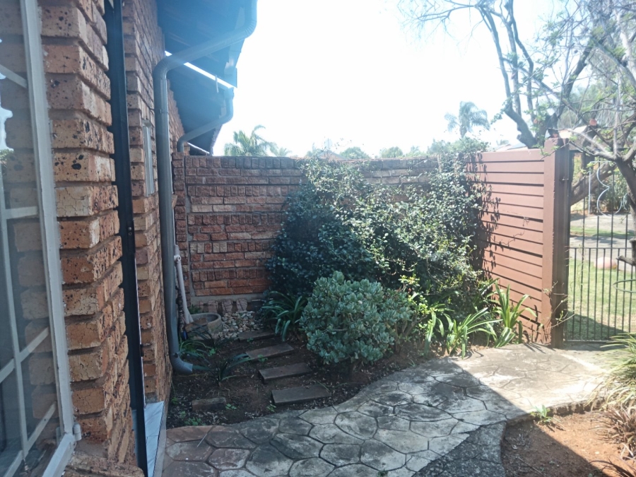 2 Bedroom Property for Sale in Rooihuiskraal North Gauteng