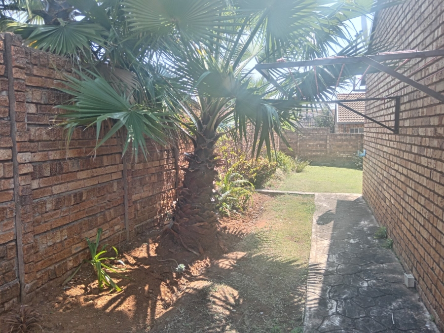 2 Bedroom Property for Sale in Rooihuiskraal North Gauteng
