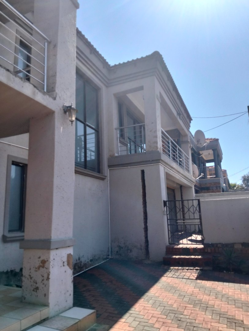 5 Bedroom Property for Sale in Lotus Gardens Gauteng