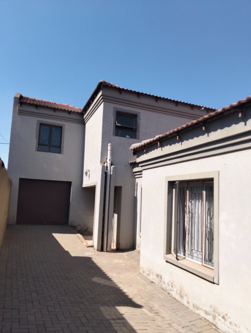 5 Bedroom Property for Sale in Lotus Gardens Gauteng