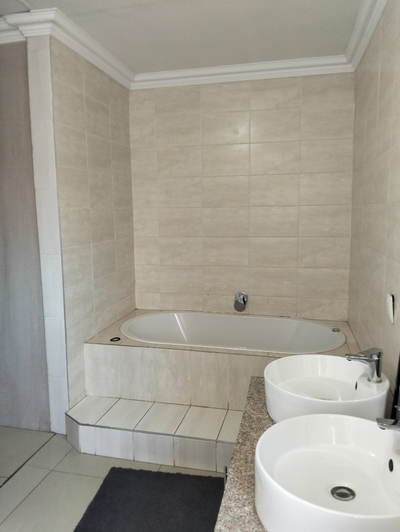 5 Bedroom Property for Sale in Lotus Gardens Gauteng