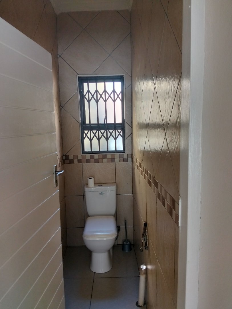 5 Bedroom Property for Sale in Lotus Gardens Gauteng