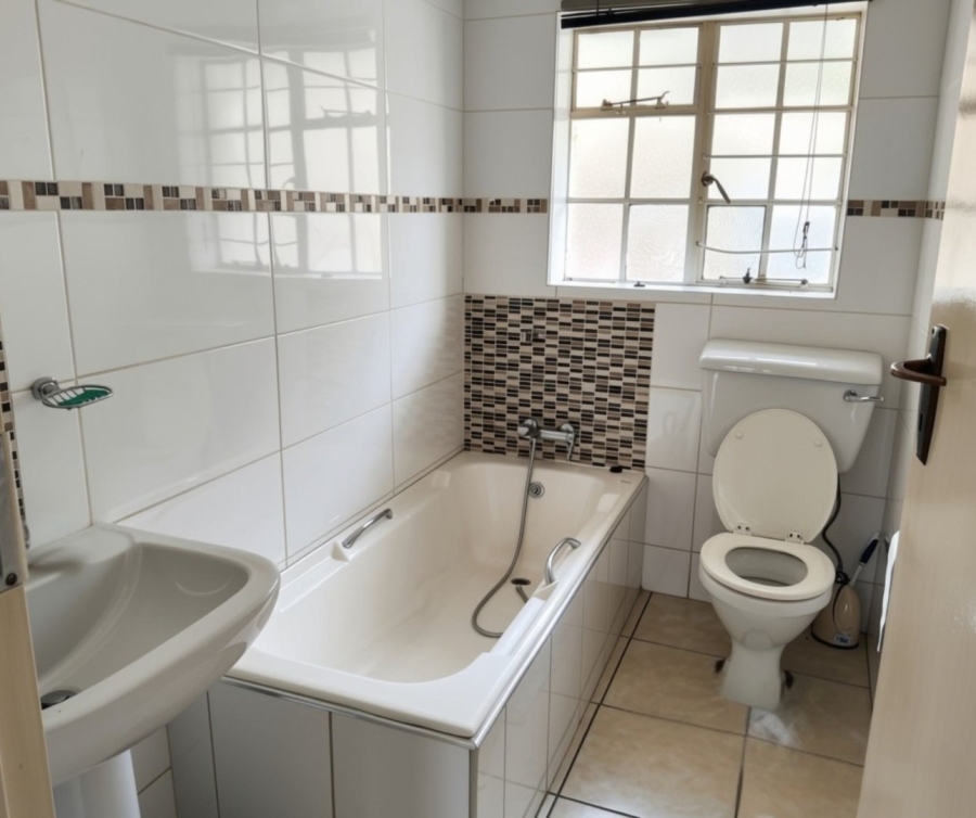 To Let 3 Bedroom Property for Rent in Mondeor Gauteng
