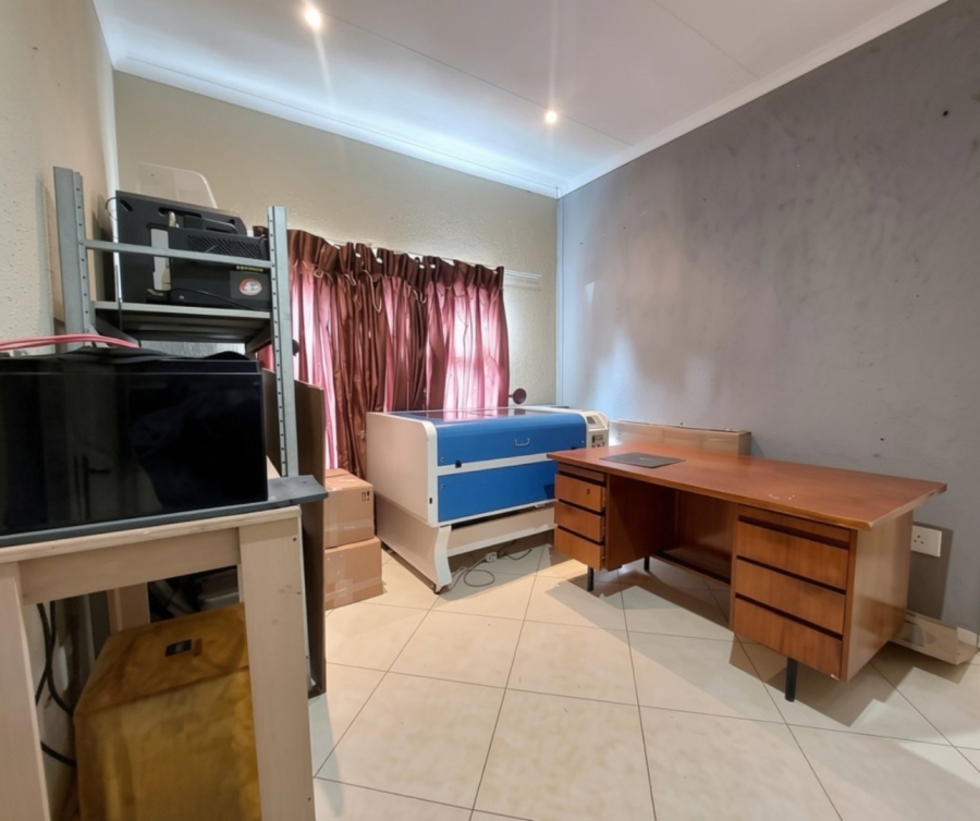 To Let 2 Bedroom Property for Rent in Glenvista Gauteng