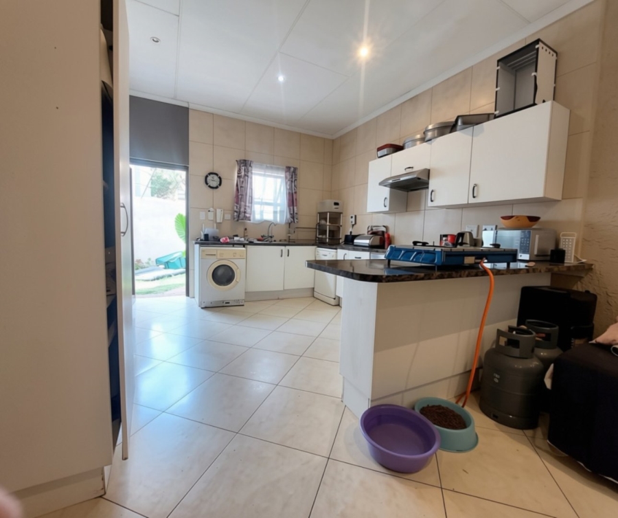 To Let 2 Bedroom Property for Rent in Glenvista Gauteng