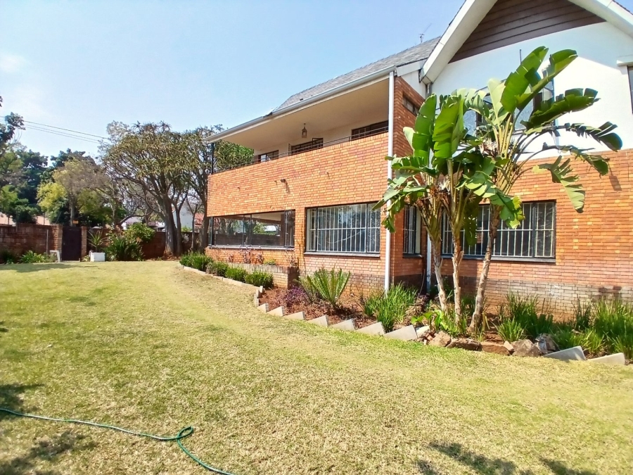 7 Bedroom Property for Sale in Nieuw Muckleneuk Gauteng