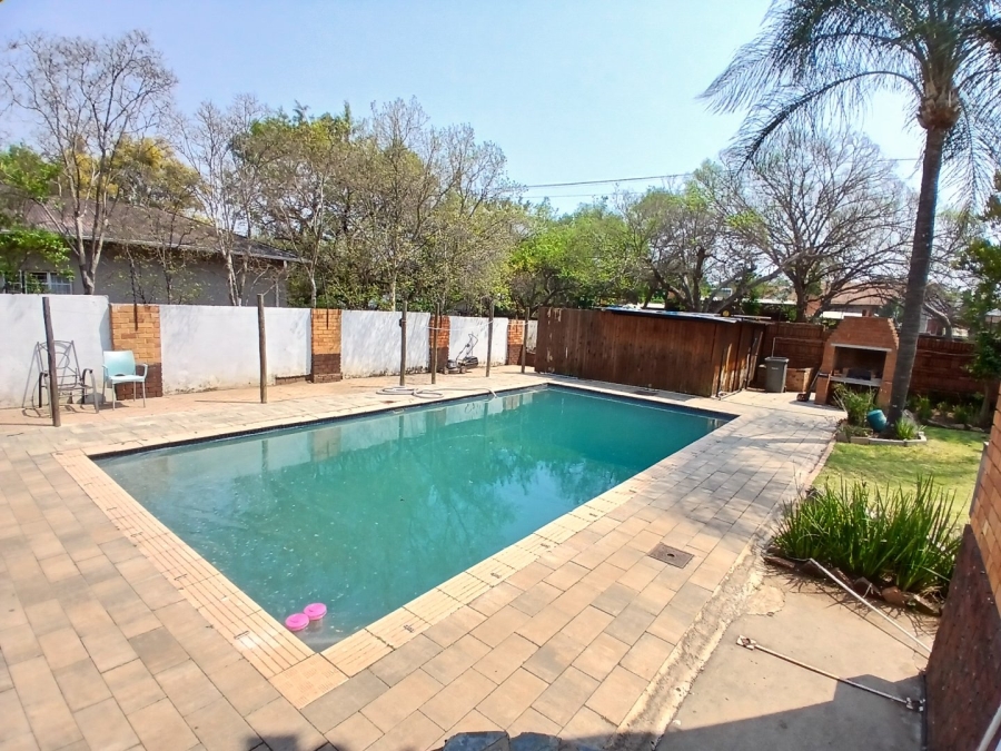 7 Bedroom Property for Sale in Nieuw Muckleneuk Gauteng