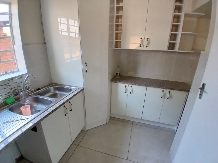 7 Bedroom Property for Sale in Nieuw Muckleneuk Gauteng