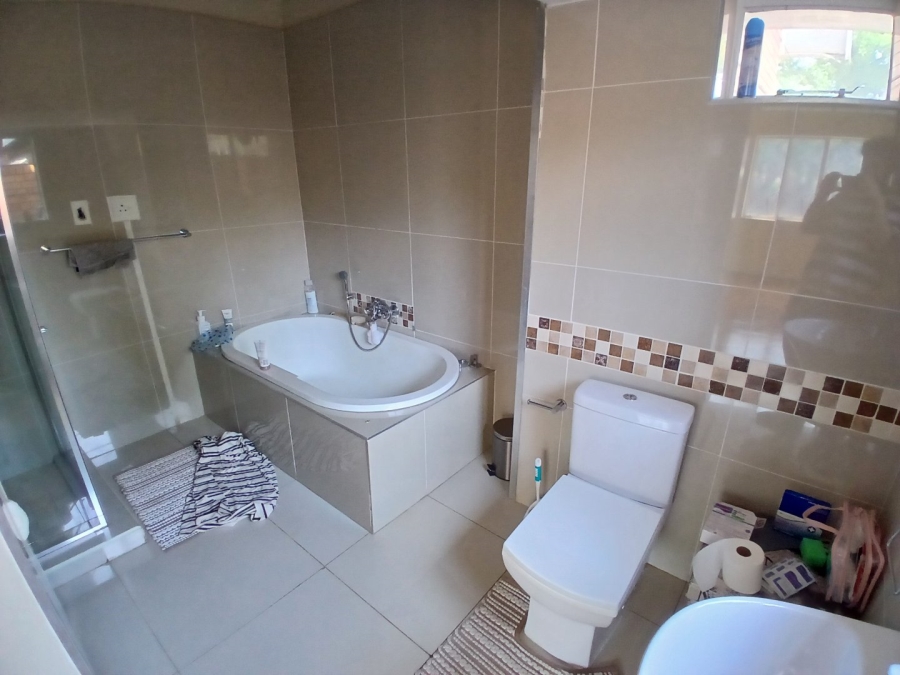 7 Bedroom Property for Sale in Nieuw Muckleneuk Gauteng