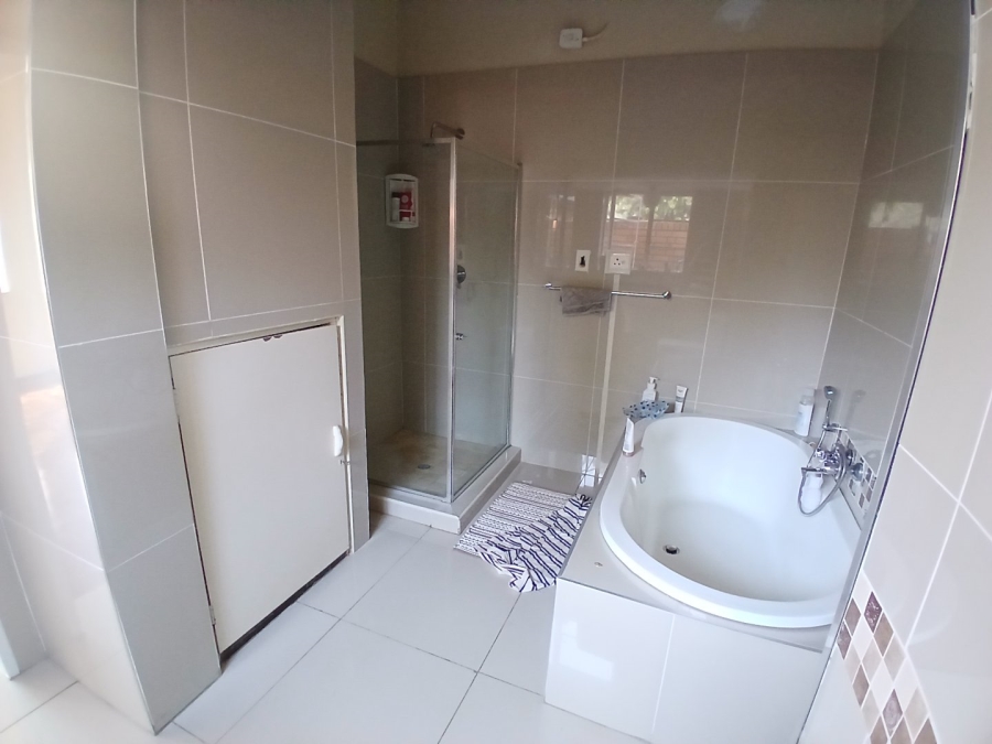 7 Bedroom Property for Sale in Nieuw Muckleneuk Gauteng