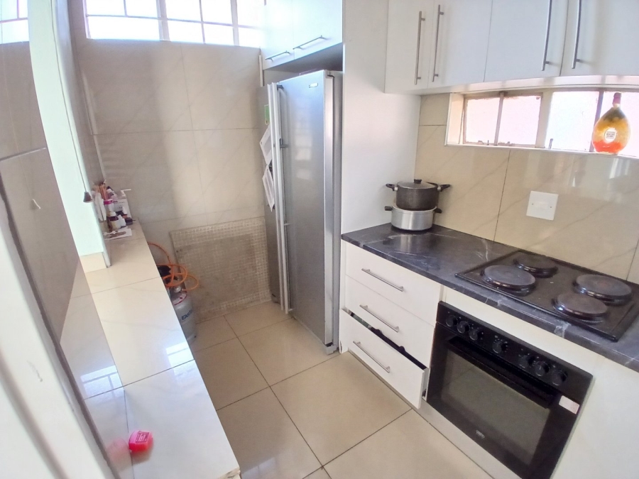 7 Bedroom Property for Sale in Nieuw Muckleneuk Gauteng