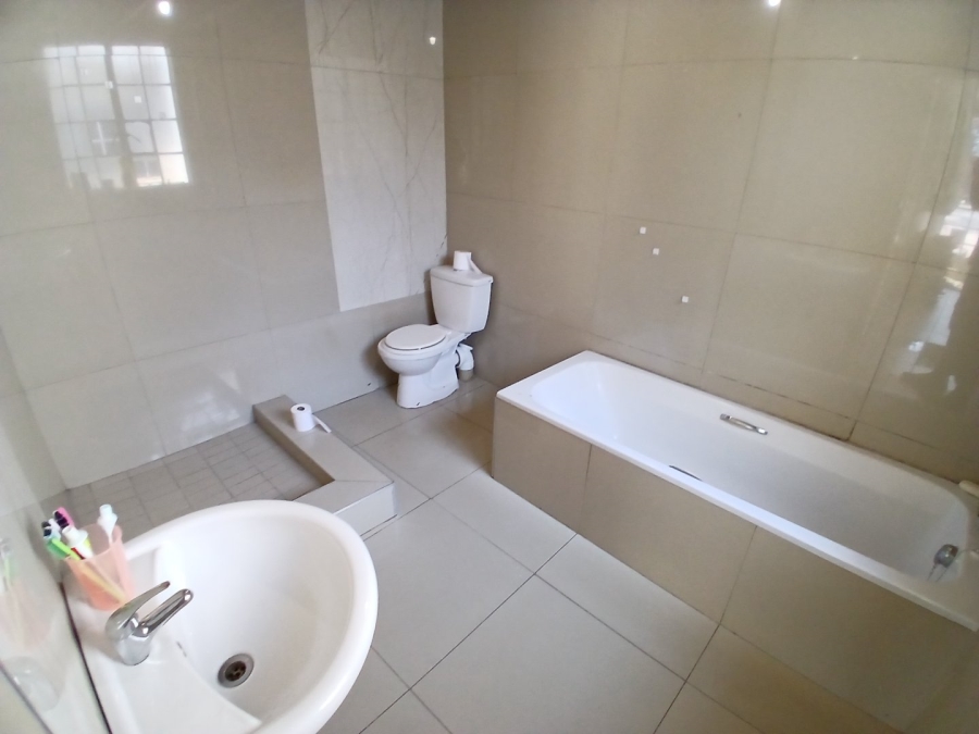 7 Bedroom Property for Sale in Nieuw Muckleneuk Gauteng