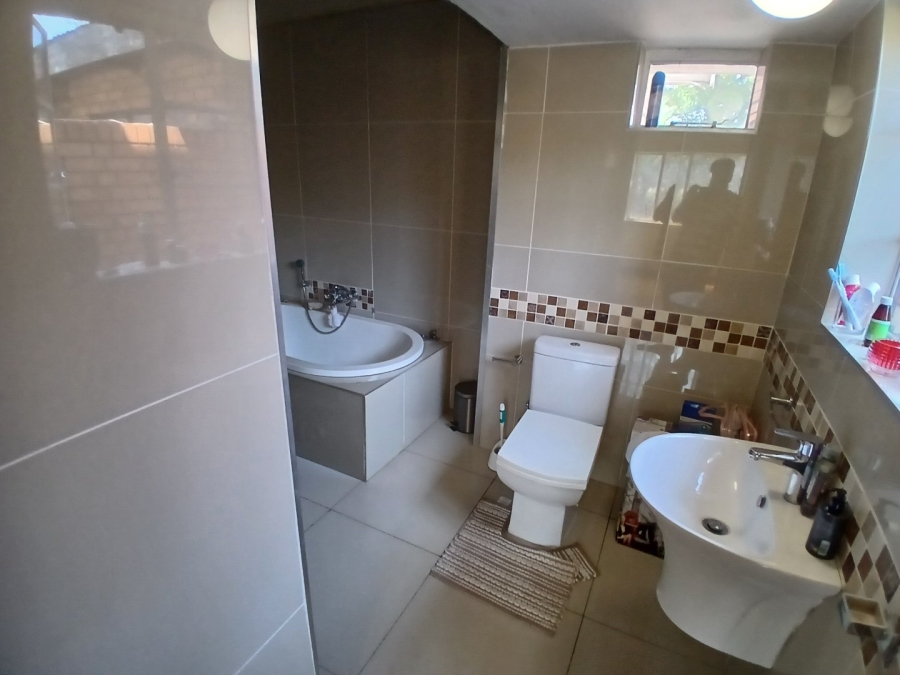 7 Bedroom Property for Sale in Nieuw Muckleneuk Gauteng