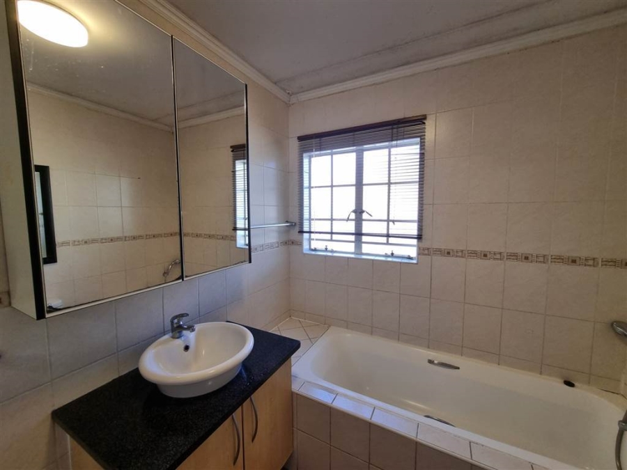To Let 2 Bedroom Property for Rent in Noordwyk Gauteng