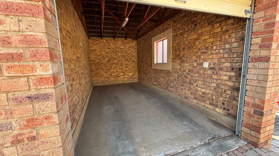 To Let 2 Bedroom Property for Rent in Eco Park Gauteng