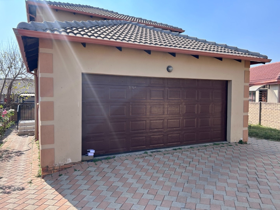 To Let 3 Bedroom Property for Rent in Blue Hills Gauteng