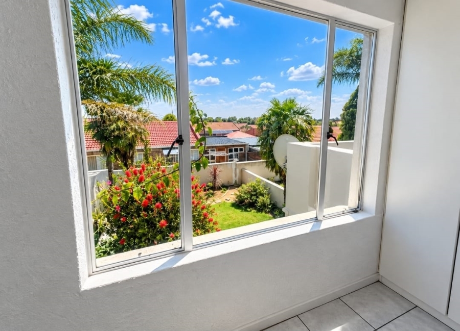 2 Bedroom Property for Sale in Glen Marais Gauteng