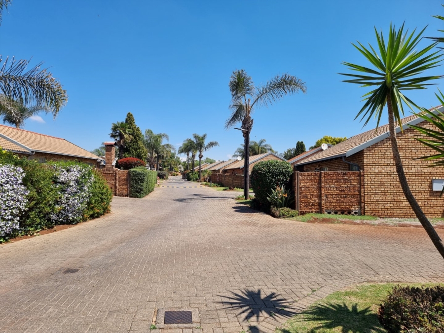 2 Bedroom Property for Sale in Rooihuiskraal North Gauteng