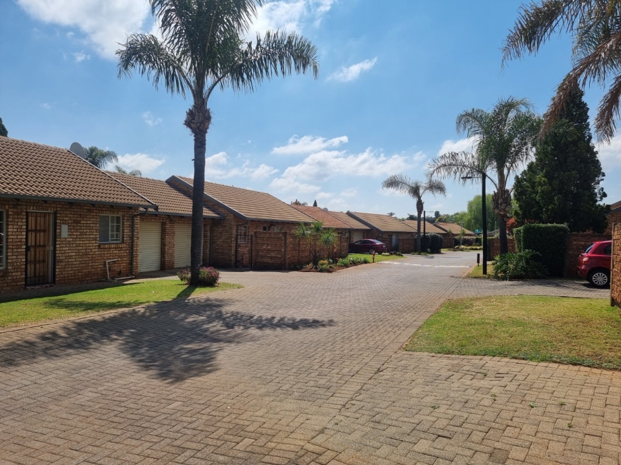 2 Bedroom Property for Sale in Rooihuiskraal North Gauteng