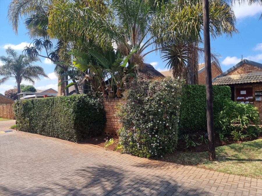 2 Bedroom Property for Sale in Rooihuiskraal North Gauteng