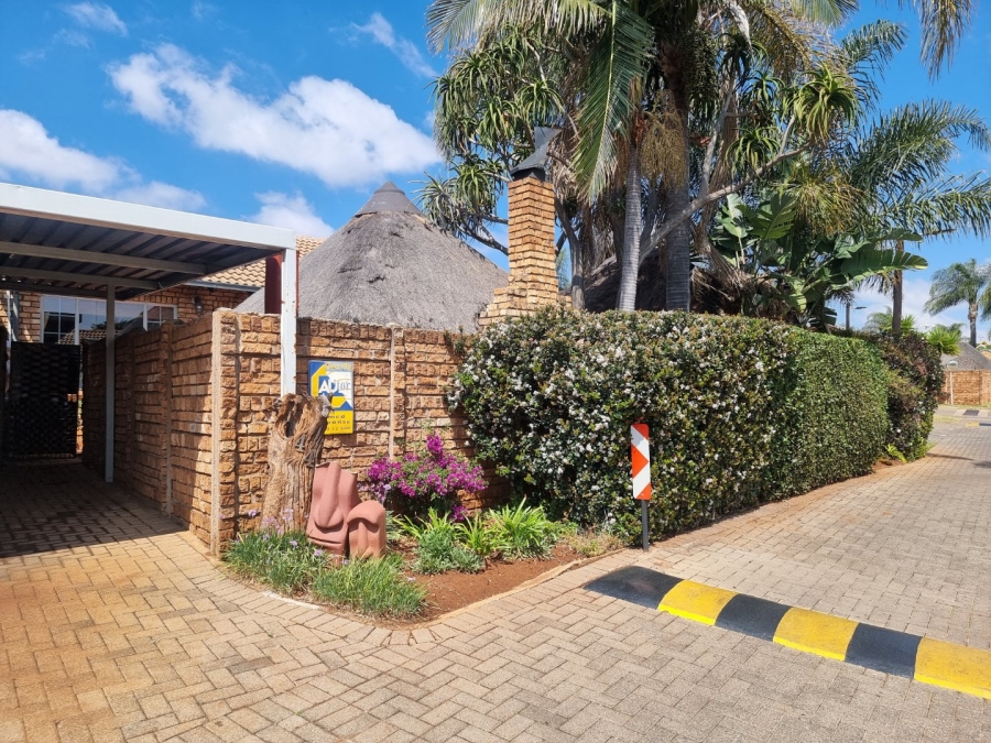 2 Bedroom Property for Sale in Rooihuiskraal North Gauteng