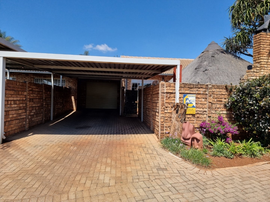 2 Bedroom Property for Sale in Rooihuiskraal North Gauteng