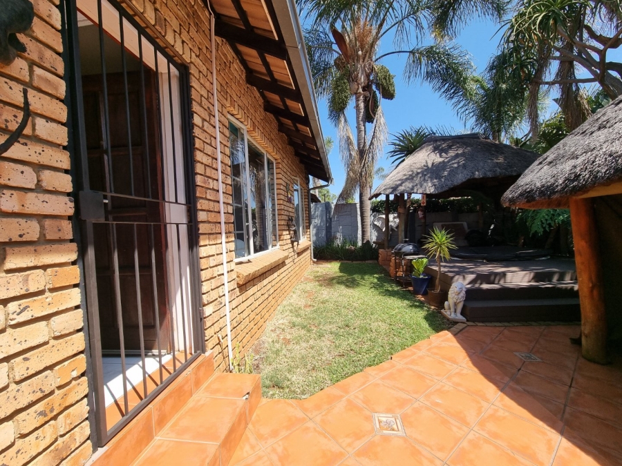 2 Bedroom Property for Sale in Rooihuiskraal North Gauteng