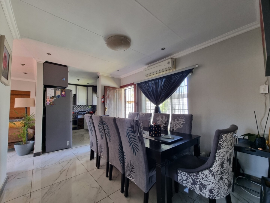 2 Bedroom Property for Sale in Rooihuiskraal North Gauteng