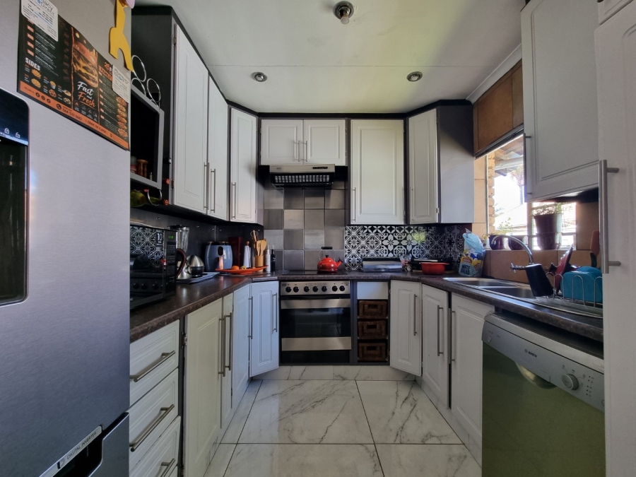 2 Bedroom Property for Sale in Rooihuiskraal North Gauteng